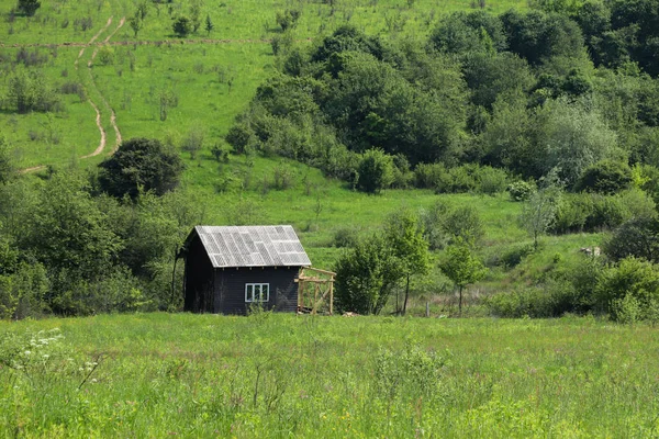 Verlassenes Haus Auf Einem Hintergrundberg — Stockfoto