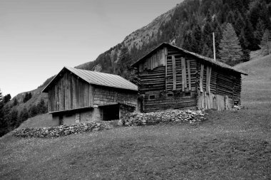 Vecchie stalle di legno a Curaglia, Grigioni, Svizzera