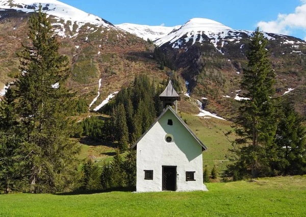 Oratorio Santa Brida Immersa Nel Verde Della Natura Fra Gli — Stockfoto