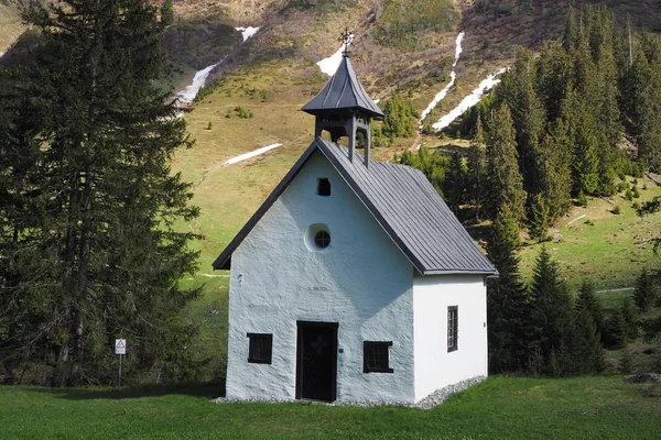 Kapelle Brida Alpsu Dieni Sedrun Oratorio Chiesetta Immersa Nella Natura — Stock Photo, Image