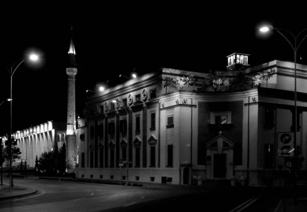 アルバニア ティラナの中心部の通りでのミナレットとモスク — ストック写真