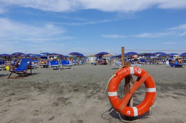 Punta Marina, İtalya sahilinde güneşte deniz in deşe, şezlong, şemsiye ve banyo yapanlar