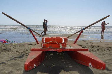 Kurtarma ayakkabısı, kurtarma, Rimini denizinin sahilinde