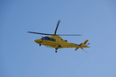Kurtarma helikopteri Fregene (İtalya) deniz tarafından sahilde müdahale)