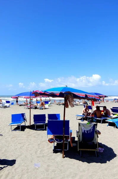 Liegestühle Und Sonnenschirme Heißen Sommer Unter Dem Römischen Himmel Punta — Stockfoto