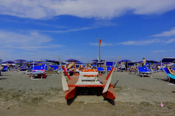 stock image Rescue shoe, rescue, under the sun and the Romagna sky, Italy, with deck chairs, sun beds and umbrellas