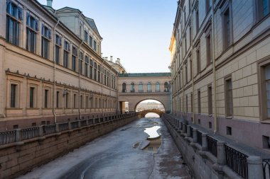 Kadın beyaz ceketli Malaya Konyushennaya sokak fenerler ve Saint Petersburg ol binalar ile yürüme