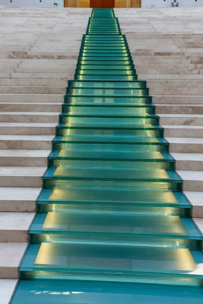 有照明的玻璃楼梯走得很远。 — 图库照片