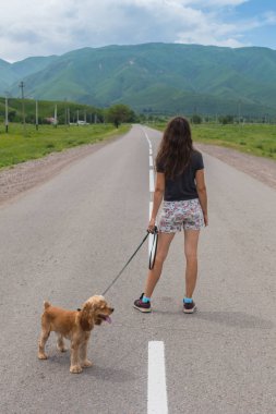 Köpek dış ile yürüyen genç güzel kadın