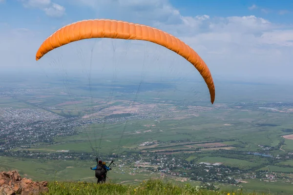 Paraglider paraşütle atlıyor. Yükselen uçuş anı. — Stok fotoğraf