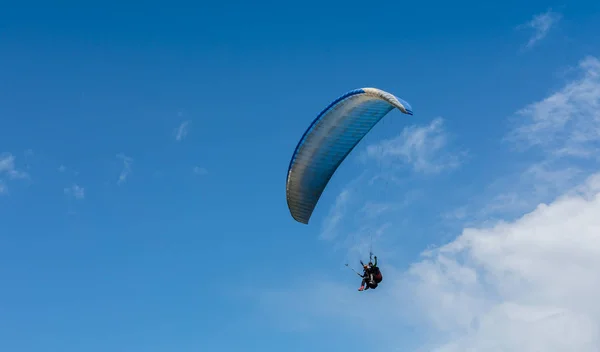 Paraglider je na paraplanových stropech - vzletový moment — Stock fotografie