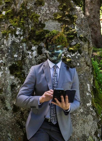 Employé de bureau en costume d'affaires, à l'extérieur avec un maquillage sur le visage et de la mousse verte sur la tête. L'homme fusionne avec la nature . — Photo