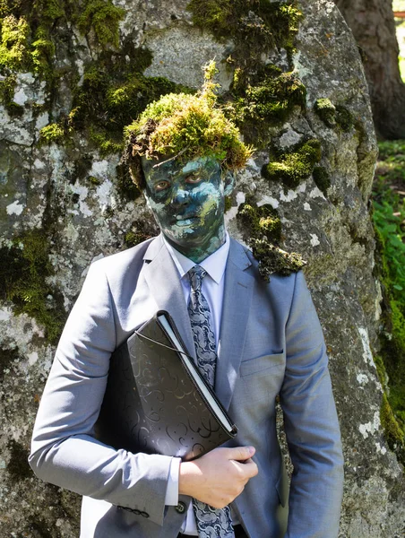 Employé de bureau en costume d'affaires, à l'extérieur avec un maquillage sur le visage et de la mousse verte sur la tête. L'homme fusionne avec la nature . — Photo