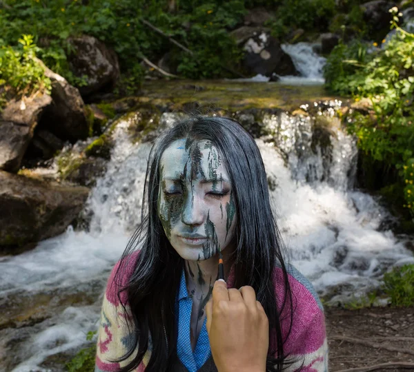 Kız ofis çalışanı, yüzünde bir dağ dere taklit bir makyaj ile açık havada. Kız nehir ve çevre ile birleştirir. — Stok fotoğraf