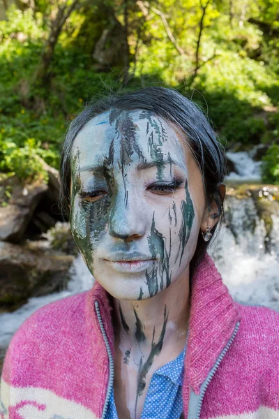 Trabajadora de oficina, al aire libre con un maquillaje en la cara imitando un arroyo de montaña. La chica se fusiona con el río y el medio ambiente . —  Fotos de Stock