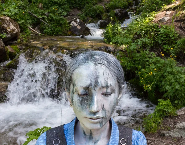 Kız ofis çalışanı, yüzünde bir dağ dere taklit bir makyaj ile açık havada. Kız nehir ve çevre ile birleştirir. — Stok fotoğraf