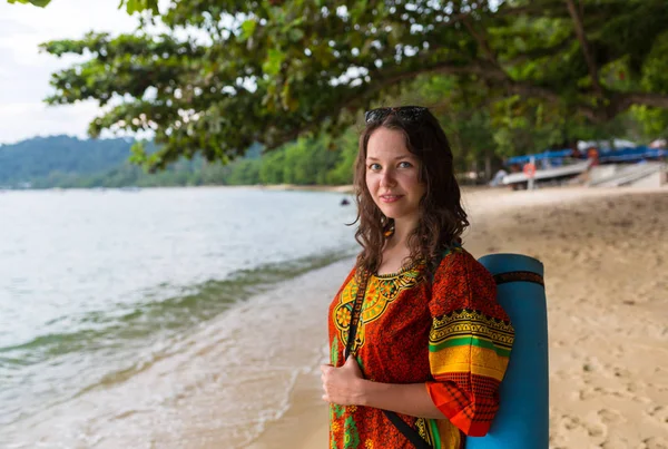 Dziewczyna ubrana w kwiatowy spódnica maxi, chodzenie boso, na brzegu morza, Tajlandia, Phuket. Styl ubierania czeskiego. — Zdjęcie stockowe