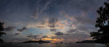 Panorama günbatımı gökyüzü okyanus Tayland sahil
