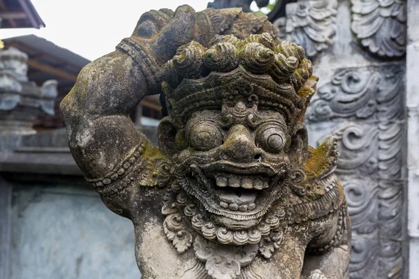 Estatuas de piedra tradicionales que representan demonios, dioses y deidades mitológicas balinesas en Bali, Indonesia — Foto de Stock