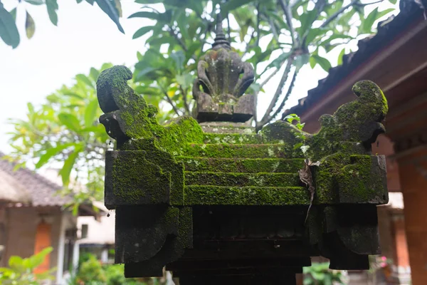 Estatua de demonio balinés en una selva tropical cubierta de musgo — Foto de Stock