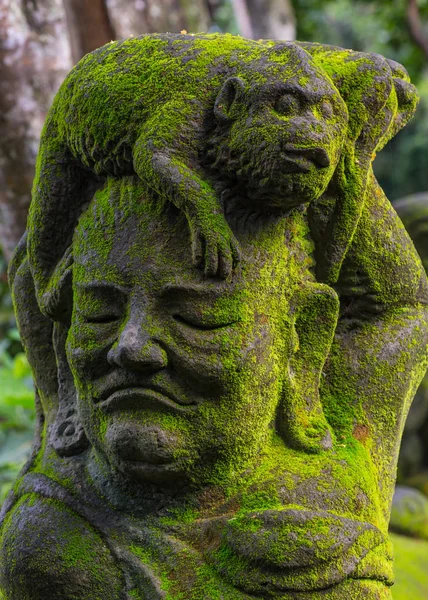 Scultura tradizionale balinese in pietra arte e cultura a Bali, Indonesia — Foto Stock