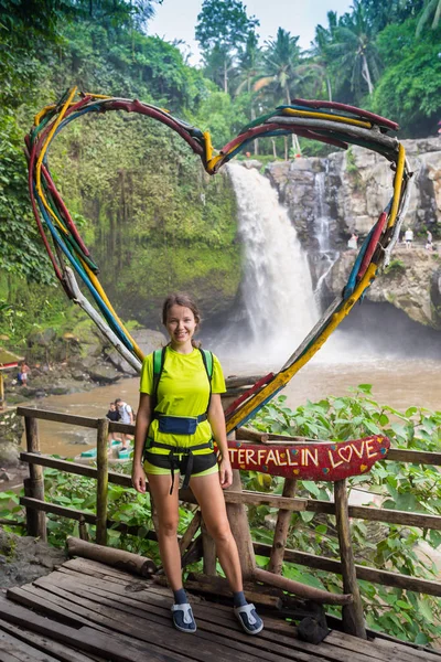 Dziewczyna przed wodospad w Bali, Indanesia — Zdjęcie stockowe