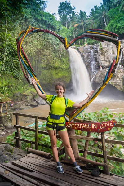 Meisje voor een waterval in Bali, Indanesia — Stockfoto