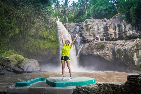 Dziewczyna przed wodospad w Bali, Indanesia — Zdjęcie stockowe