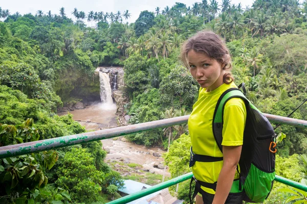 Chica frente a una cascada en Bali, Indanesia — Foto de Stock