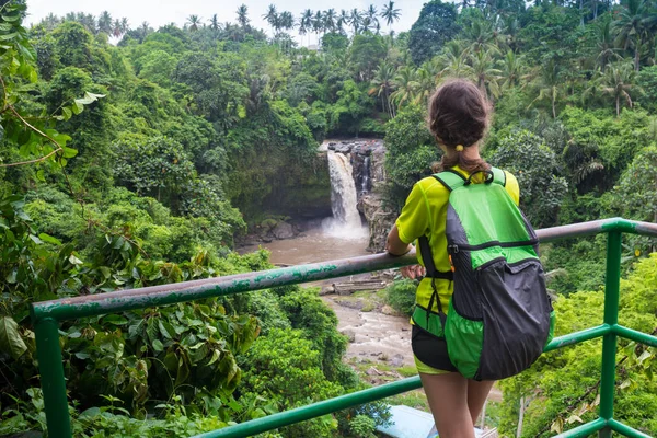 Meisje voor een waterval in Bali, Indanesia — Stockfoto