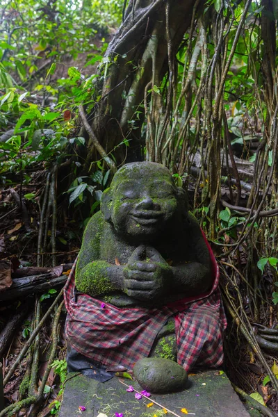 Tradiční balinéskou kamenné sochařské umění a kultury v Bali, Indonésie — Stock fotografie