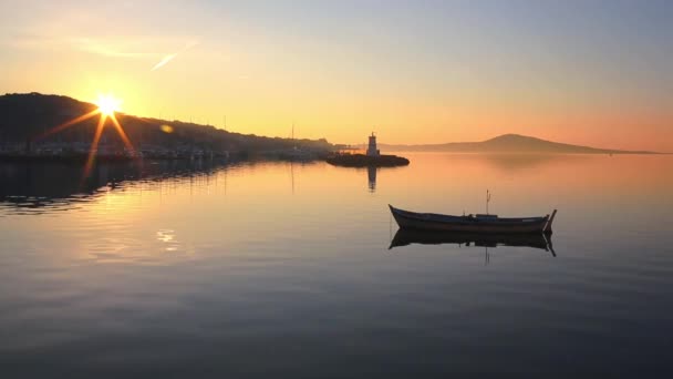Aproximou-se de um barco de madeira branca com bóia laranja na água na Baía de Montenegro — Vídeo de Stock