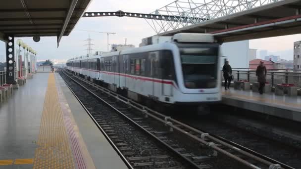 Publiken och ur tåget på Kl Sentral, en av den moderna transporten att minska trafik problem i Kuala Lumpur, Malaysia. — Stockvideo