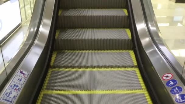 Close-up shot of empty moving staircase running up and down. Modern escalator stairs, which moves indoor. — Stock Video