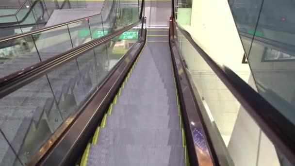 Close-up skud af tomme bevægelige trappe løber op og ned. Moderne rulletrappe, der bevæger sig indendørs . – Stock-video