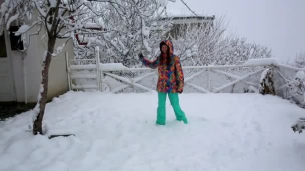 Młodych kobiet korzystających zimowy dzień na zewnątrz. Snow Zima dream. zwolnionym tempie. szczęście szczęśliwy — Wideo stockowe