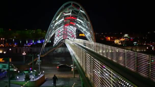 GEORGIA, TBILISI, 26 SETTEMBRE 2017 - Moderno ponte di vetro della pace sul fiume Kura nella parte vecchia di Tbilisi, Georgia — Video Stock