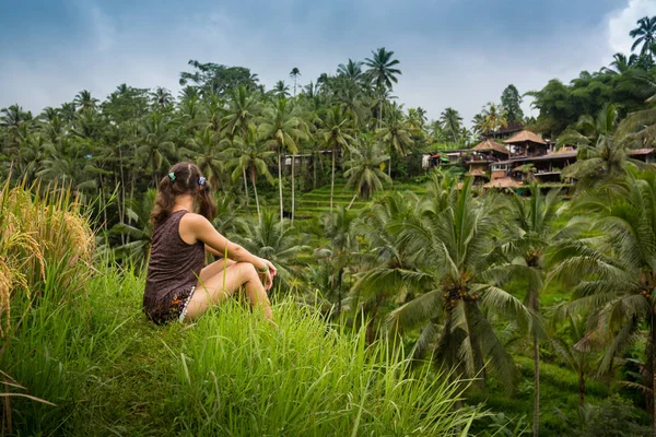 インドネシア、バリ島の美しいテガララン ライス テラスを見て美しい女性 — ストック写真