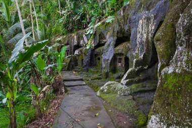 Gunung Kawi. Antik tapınak kral mezarları ile taş oyma. Bali, Endonezya. Panorama, uzun biçimde
