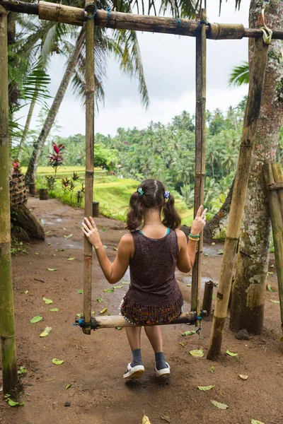 Kobieta gra swing bambus tradycyjne gry ziemi w Tajlandii. — Zdjęcie stockowe