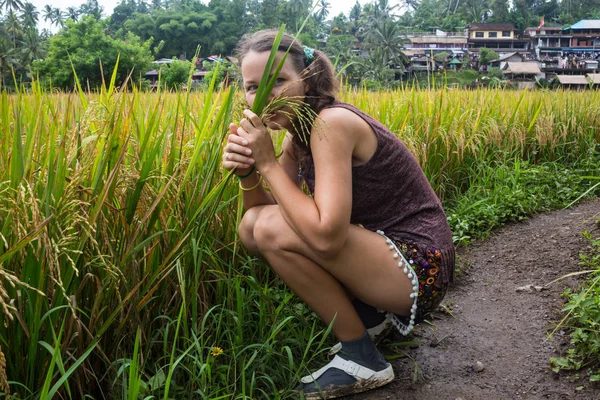 Schöne frau schaut auf schöne tegallalang reis terrasse in bali, indonesien — Stockfoto