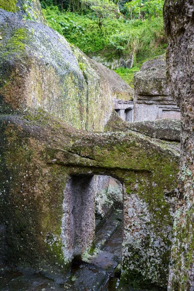 Mraky dveřmi jeskyně v Eski Kermen jeskynní město — Stock fotografie