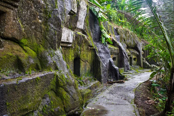 Gunung Kawi. Oude uitgehouwen in de stenen tempel met koninklijke graftombes. Bali, Indonesië. Panorama, lange notatie — Stockfoto