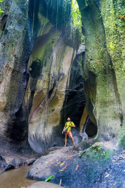 Atlantik yağmur ormanları içinde Itaimbezinho Canyon aracılığıyla hiking