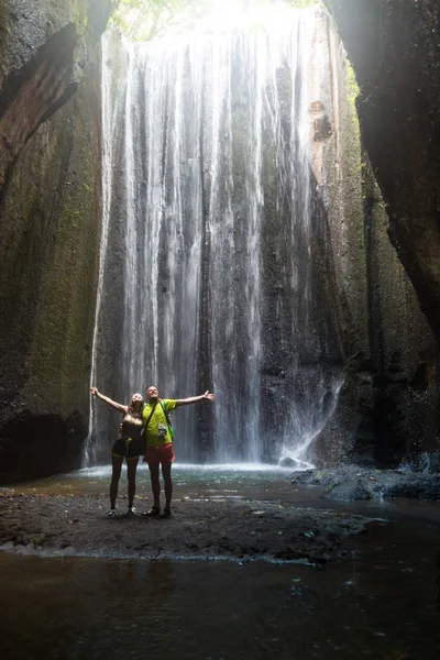 年轻的旅游多种族夫妇探索瀑布在巴厘岛, 爱情故事, 人在爱, 在亚洲度假 — 图库照片