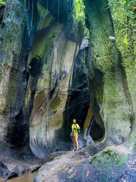 Senderismo a través de la selva atlántica dentro del Cañón Itaimbezinho — Foto de Stock