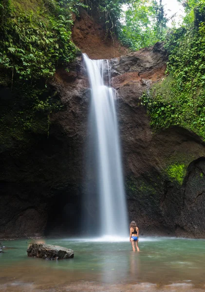 Ragazza di fronte a una cascata a Bali — Foto Stock