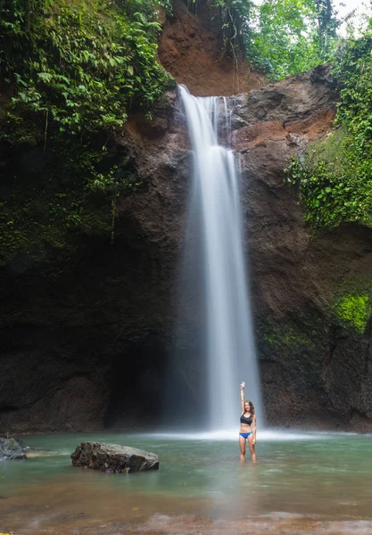 Ragazza di fronte a una cascata a Bali — Foto Stock