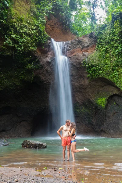 Couple looking at the gorgeous waterfall in Bali — Stock Photo, Image