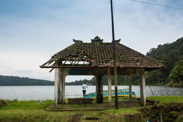 En forntida paviljong nära en sjö i Mount Putuo zhoushan staden zhejiang-provinsen Kina. — Stockfoto